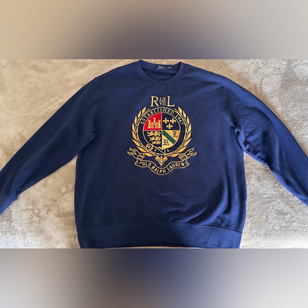 LOOK!👀 Beautiful embroidered slightly used Ralph Lauren Polo Crest sweatshirt.